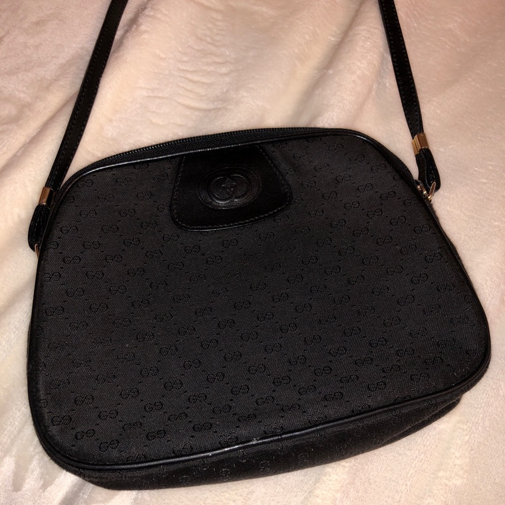 Black Gucci purse ( GREAT CONDITION!)